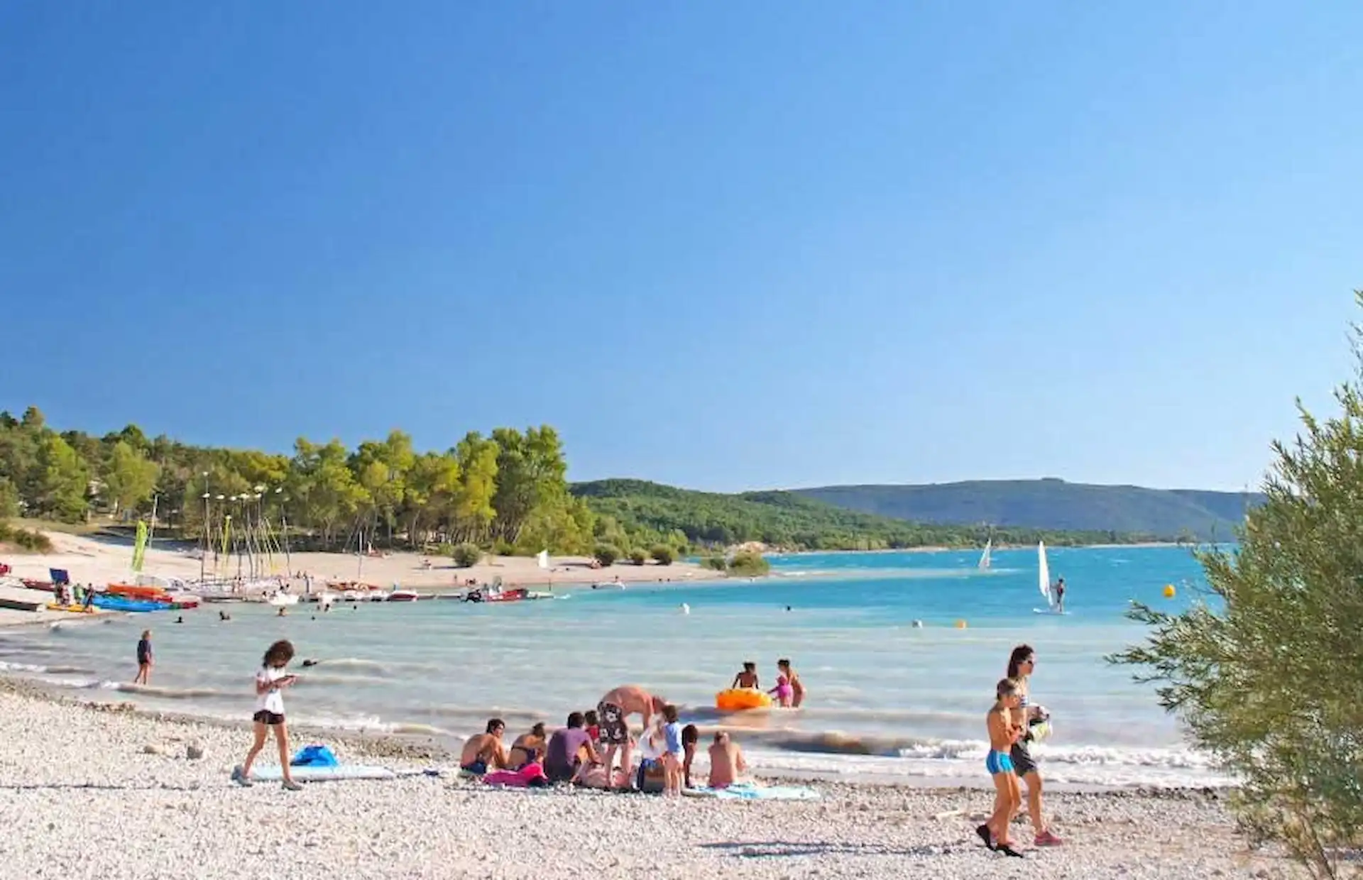Activités au bord du lac de Sainte-Croix.