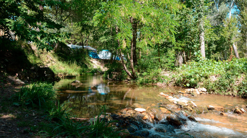 Emplacement de camping à Moustiers-Sainte-Marie dans le Verdon.