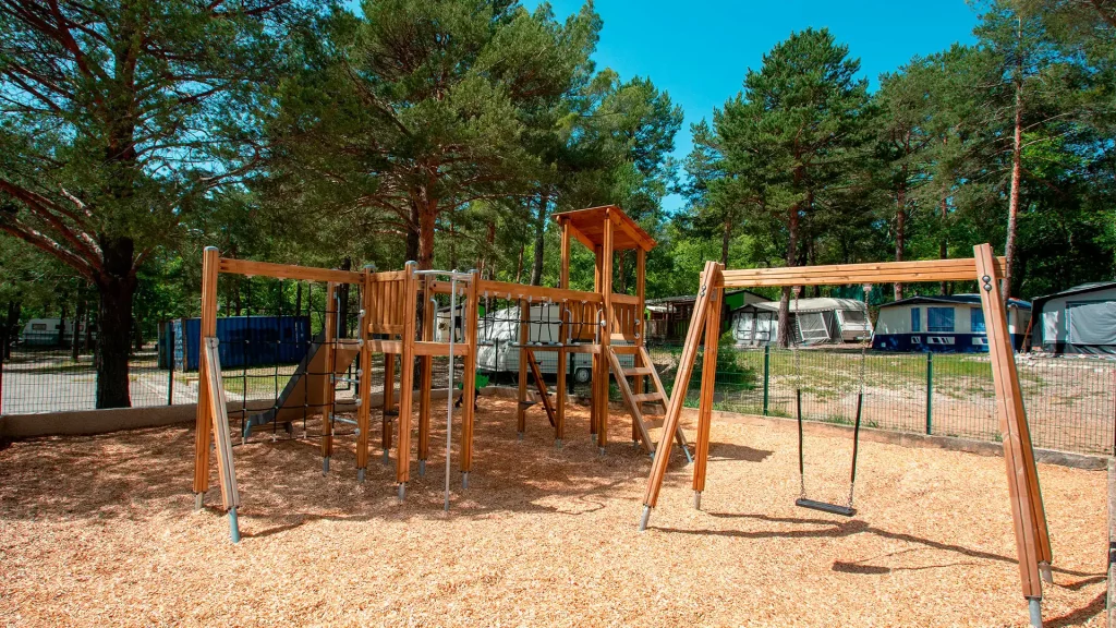 Aire de jeux pour enfants au Camping Le Moulin.