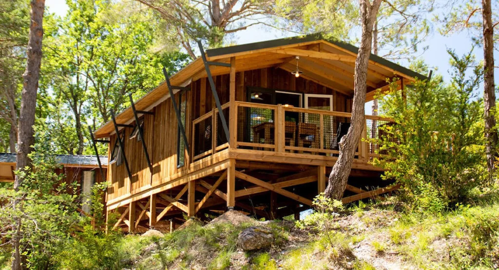 Location d'un hébergement lodge dans le Verdon.