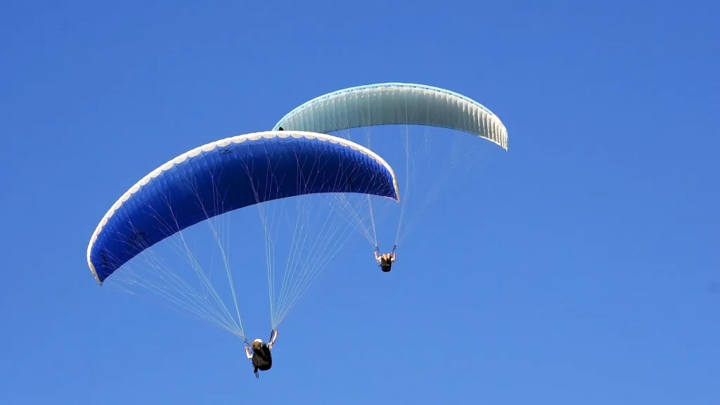 Activité parapente au dessus des Gorges du Verdon.
