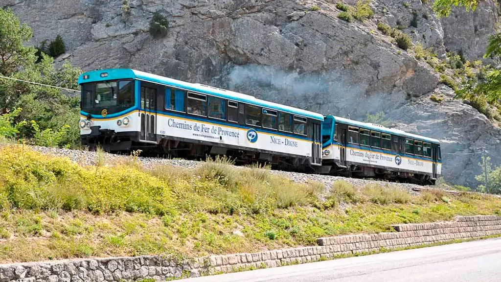 Voyager à bord du Train des pignes, pour découvrir les gorges du Verdon.