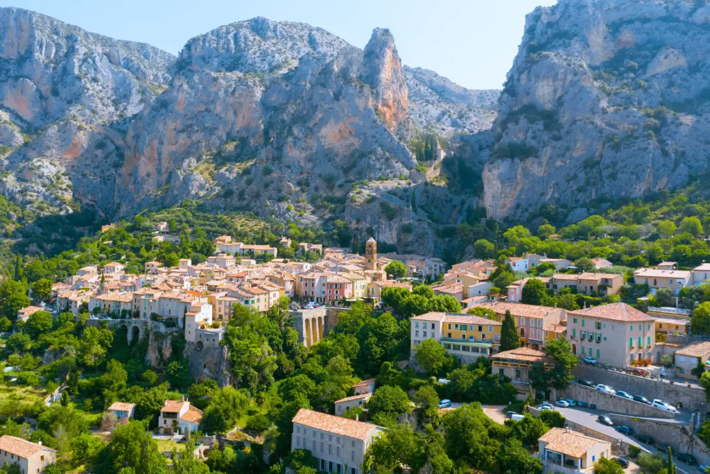 Le village de Moustiers-Sainte-Marie, en Provence, dans le sud de la France.